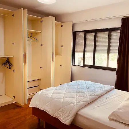 Apartment Downtown Bllok 2br, Large Patio, Ac, Wifi Tirana