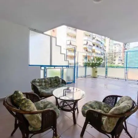 Downtown Bllok 2br, Large Patio, Ac, Wifi *