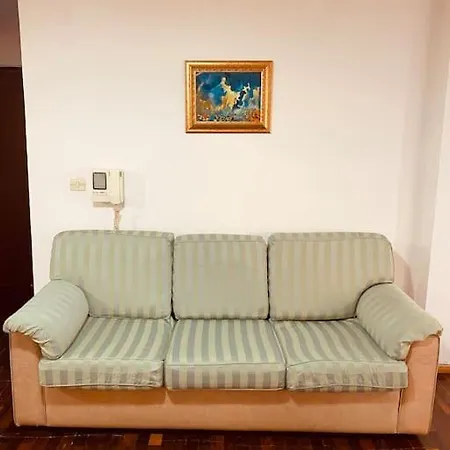 Downtown Bllok 2br, Large Patio, Ac, Wifi * Τίρανα