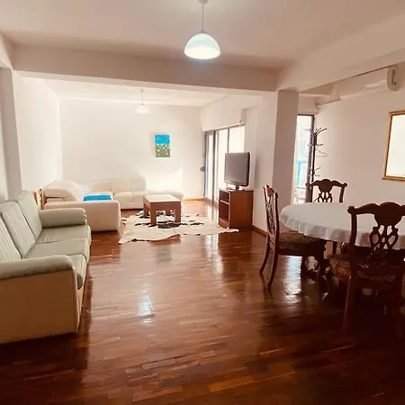 Downtown Bllok 2br, Large Patio, Ac, Wifi *