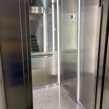 Downtown Bllok 2br, Large Patio, Ac, Wifi Tirana
