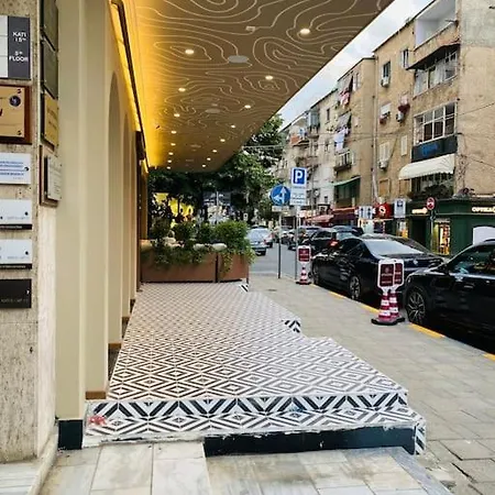 Downtown Bllok 2br, Large Patio, Ac, Wifi * Τίρανα